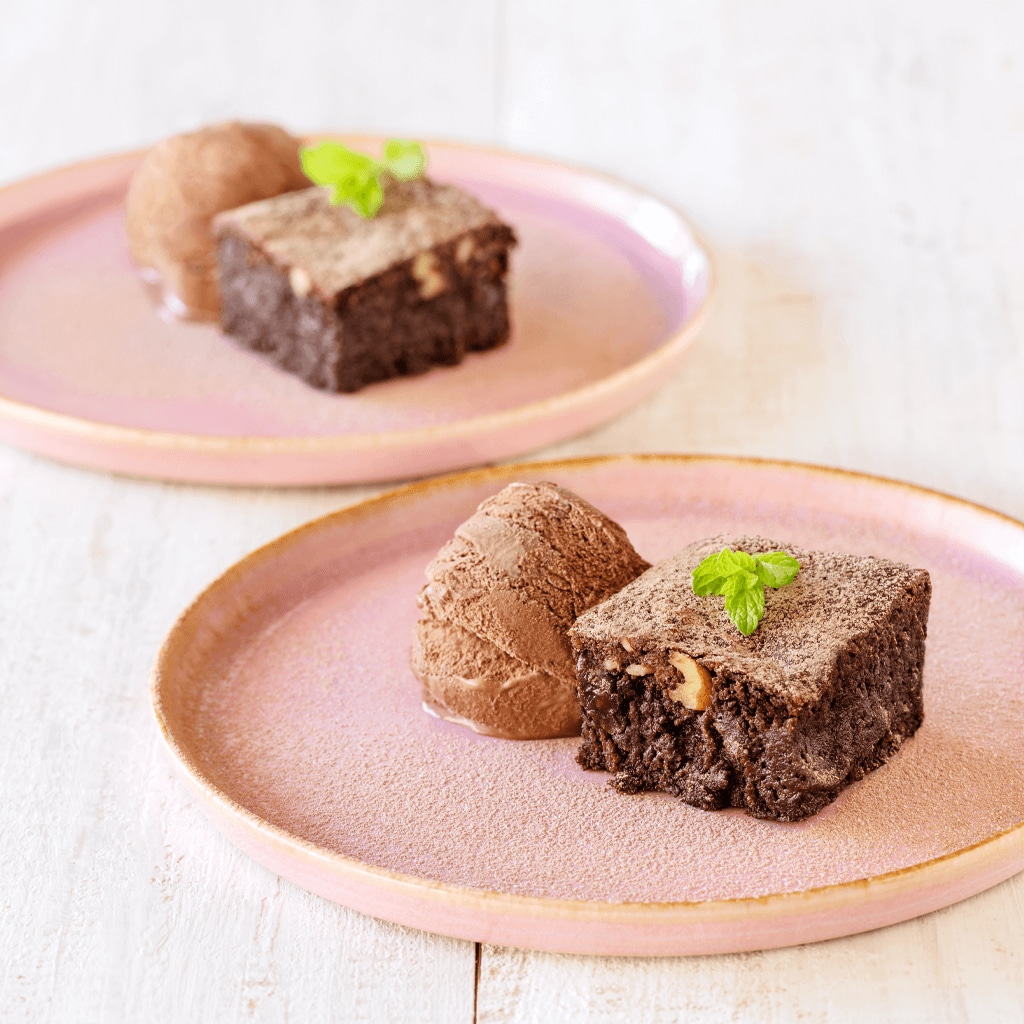 Brownie, frutos secos e gelado de chocolate
